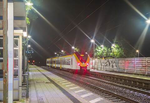Nach Streit - Bahn-Sicherheitsmann stürzt aus Zug