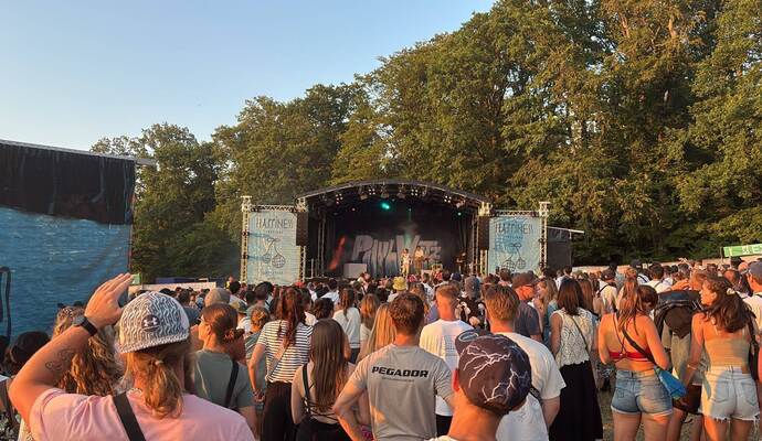 Paul Wetz holt die Gitarre raus.