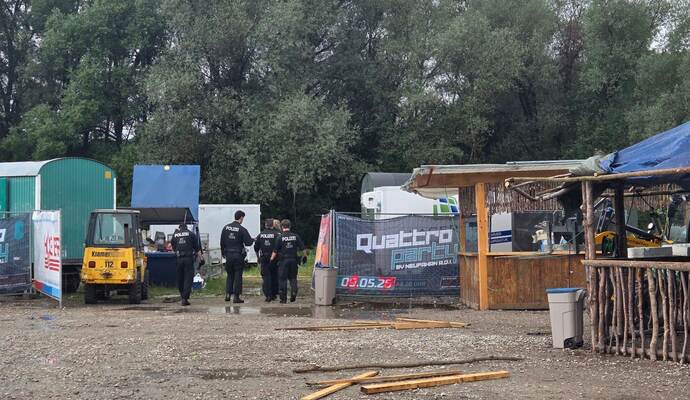 Gewalttat auf Dorffest: acht Verletzte, Täter flieht