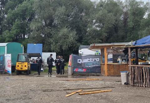 Gewalttat auf Dorffest: acht Verletzte, Täter flieht
