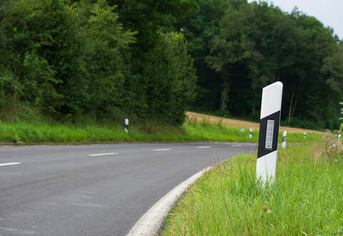 Die Polizei ermittelt, weil Unbekannte Leitpfosten herausgerissen und auf die Fahrbahn gelegt haben.