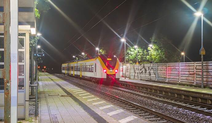 Nach Streit - Bahn-Sicherheitsmann stürzt aus Zug