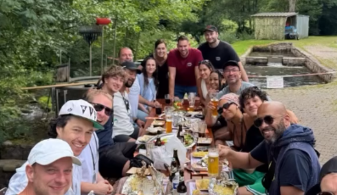 Zusammen mit der Crew genießt Marteria das Festmahl in der Fischzucht Zordel.