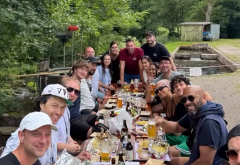 Zusammen mit der Crew genießt Marteria das Festmahl in der Fischzucht Zordel.