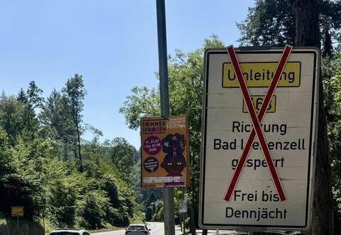 Schon aufgestellt sind Verkehrsschilder für die Sperrung der B463 vom30. Juli an, hier am Ortsausgangvon Dillweißenstein.
