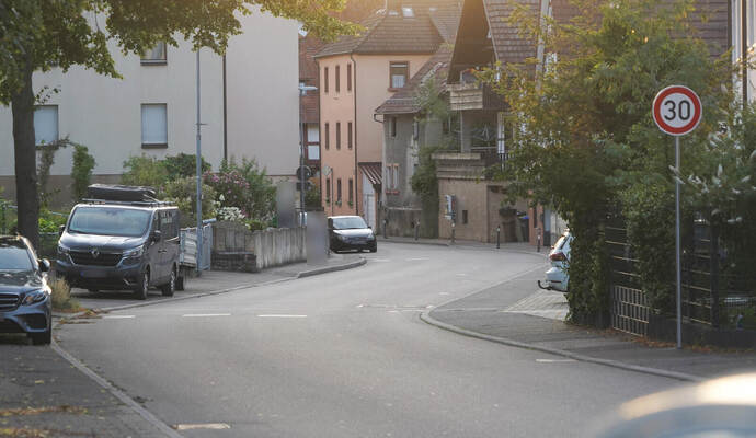 Die Lange Straße in Ersingen ist gerade zu den Stoßzeiten stark befahren.Kommendes Jahr soll sie zur Einbahnstraße werden.
