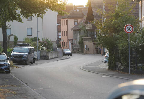 Die Lange Straße in Ersingen ist gerade zu den Stoßzeiten stark befahren.Kommendes Jahr soll sie zur Einbahnstraße werden.