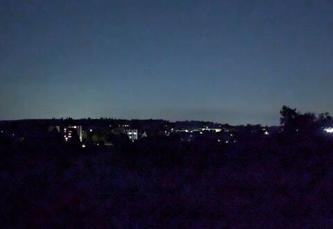 Ganz Huchenfeld ist in Dunkelheit getaucht, denn die Straßenlaternen sind ausgefallen.