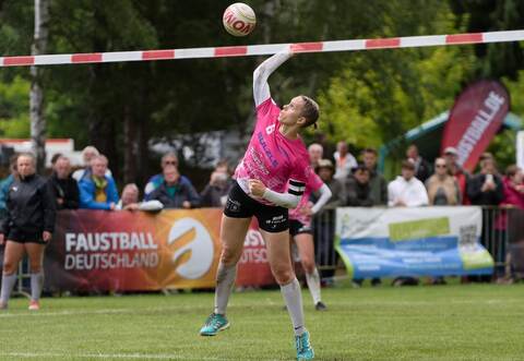 Auf Augenhöhe und am Ende doch knapp unterlegen: Dennachs Faustballerinnen um Sonja Pfrommer.
