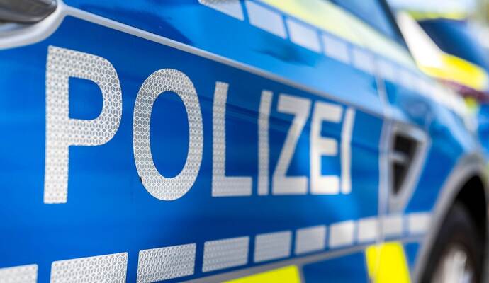 Auto überschlägt sich und landet in Maisfeld