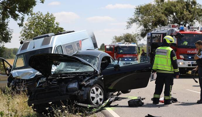 Bei einem Unfall zwischen Illingen und Lienzingen ist eine Person leicht und eine andere Person schwer verletzt worden.