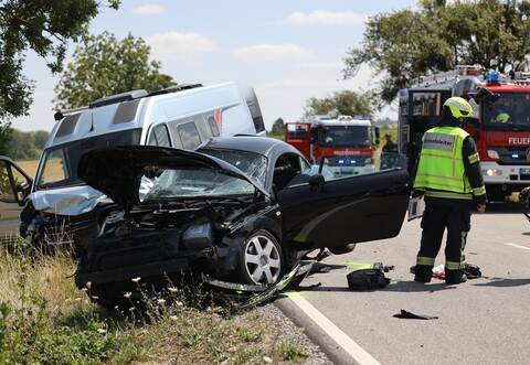Bei einem Unfall zwischen Illingen und Lienzingen ist eine Person leicht und eine andere Person schwer verletzt worden.