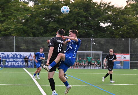 Zieht der 1. FC Ersingen (in Blau) in die dritte Runde des BFV-Pokals ein?