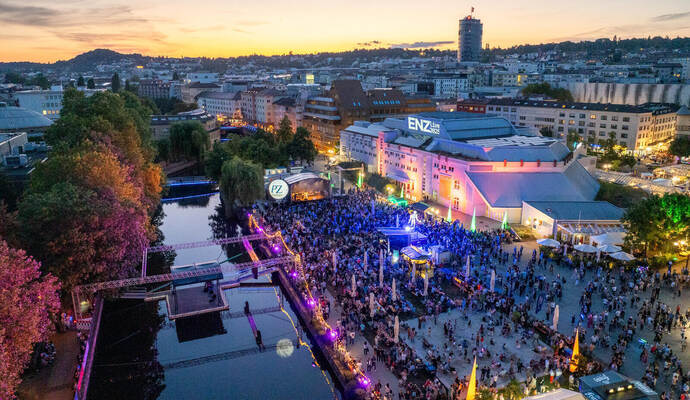 Das Enzleuchten ist der große Abschluss von Enz Live auf dem Waisenhausplatz, inklusive Feuershow. Rund 20.000 Besucher kamen im vergangenen Jahr zu den Veranstaltungen.