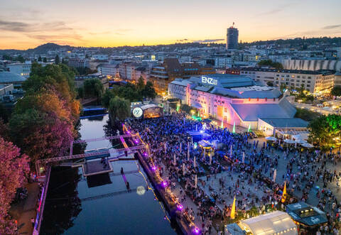 Das Enzleuchten ist der große Abschluss von Enz Live auf dem Waisenhausplatz, inklusive Feuershow. Rund 20.000 Besucher kamen im vergangenen Jahr zu den Veranstaltungen.