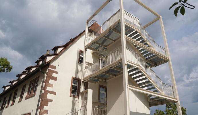 Neben dem Ersinger Bürgerhaus ist ein großer Turm entstanden mit zweitemRettungsweg und barrierefreiem Zugang über den integrierten Aufzug.