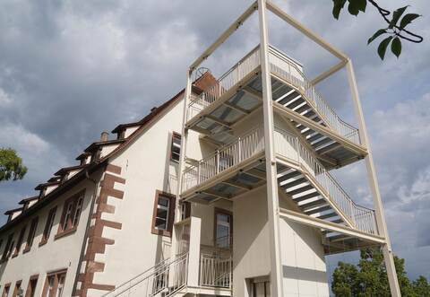 Neben dem Ersinger Bürgerhaus ist ein großer Turm entstanden mit zweitemRettungsweg und barrierefreiem Zugang über den integrierten Aufzug.