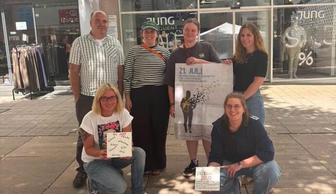Torsten Oelschläger, Ronja Abrell, Anna-Lena Kirn, Claudia Jancruz, Anna Böhm und Magdalena Kettig (von links) beteiligen sich an der Aktion zum Gedenktag.