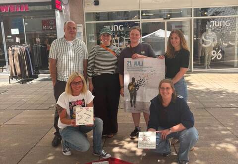 Torsten Oelschläger, Ronja Abrell, Anna-Lena Kirn, Claudia Jancruz, Anna Böhm und Magdalena Kettig (von links) beteiligen sich an der Aktion zum Gedenktag.