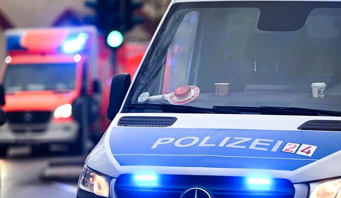 Polizei und Krankenwagen