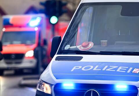 Polizei und Krankenwagen