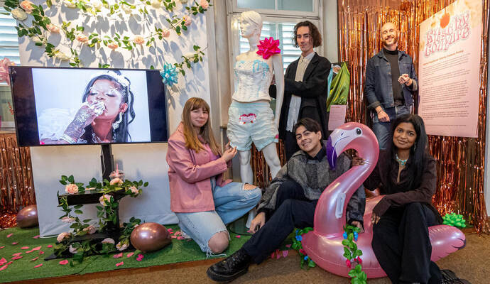 Die deutschlandweit bekannte Designerin Abarna Kugathasan (rechts) mit ihrem Team von „Kitschy Couture“ wird Einblicke in ihre Arbeit geben.  Meyer