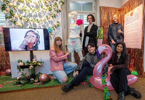 Die deutschlandweit bekannte Designerin Abarna Kugathasan (rechts) mit ihrem Team von „Kitschy Couture“ wird Einblicke in ihre Arbeit geben.  Meyer