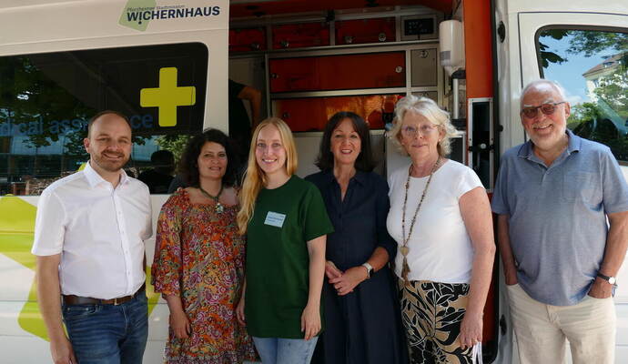 Freuen sich über den Einsatz des Medi-Mobils: Andreas Renner (von links), Sunita Vimal, Alicia Schumacher, Susanne Knöller , Jutta Arndt und Reinhard Klein.