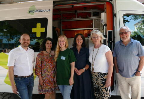 Freuen sich über den Einsatz des Medi-Mobils: Andreas Renner (von links), Sunita Vimal, Alicia Schumacher, Susanne Knöller , Jutta Arndt und Reinhard Klein.