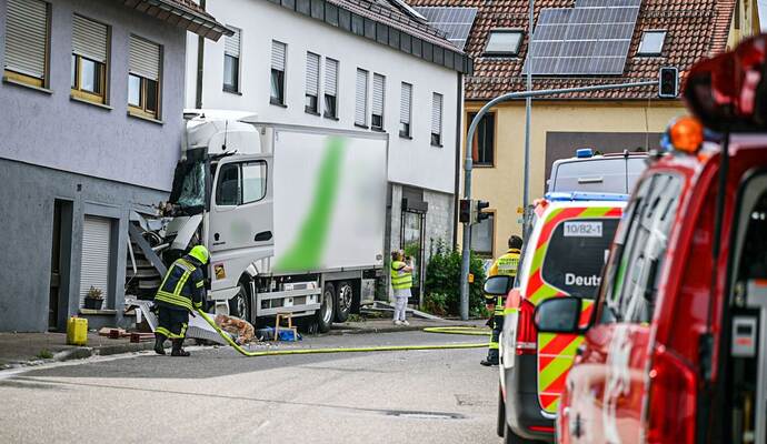 Schwerer Unfall: Lastwagen prallt gegen Hauswand