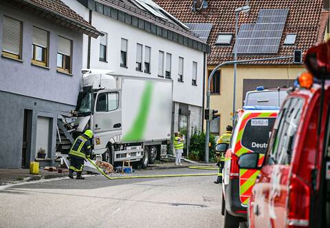 Schwerer Unfall: Lastwagen prallt gegen Hauswand