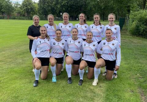 Das Team des Faustball-Europameisters – mit den Dennacher Spielerinnen Denise Kuhn (hinten, Zweite von links), Maya Mehle (hinten, Dritte von rechts) und Ann-Kathrin Motteler (vorn, Zweite von rechts).