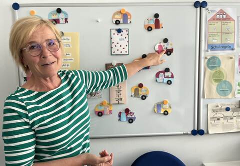 Auf eine große Verabschiedungsfeier hat sie ausdrücklich verzichtet, doch über das fantasievolle Abschiedsgeschenk des Kollegiums, das ihre Vorliebe für Urlaub im Wohnwagen aufgreift, freut sie sich sehr: Christine Kaiser-Coly blickt auf den letzten Tag ihrer Schullaufbahn am 31. Juli voraus – und zurück auf eine so erfahrungsreiche wie erfüllende Zeit als Rektorin.