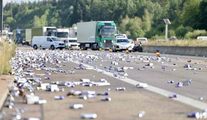 Ein Lastwagen hat Energydosen auf der A8 verloren.