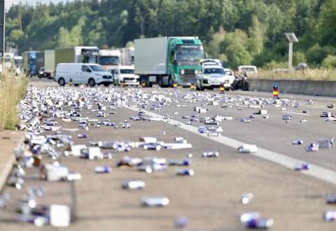 Ein Lastwagen hat Energydosen auf der A8 verloren.