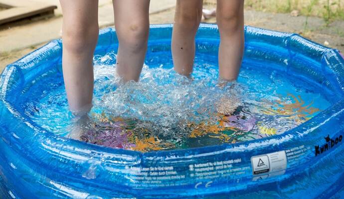 Im Pool planschen Krankheitserreger immer mit
