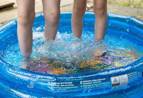 Im Pool planschen Krankheitserreger immer mit