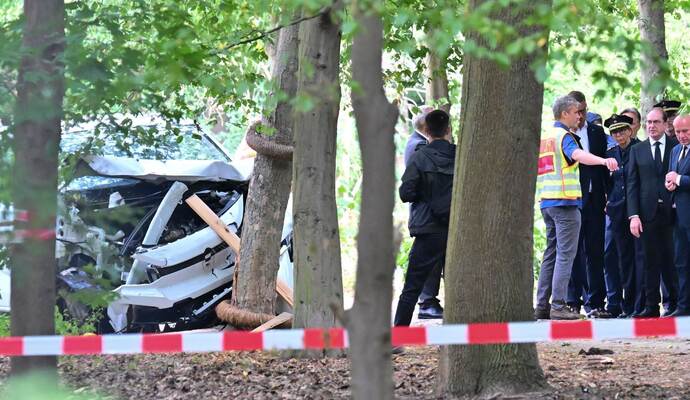 Auto fährt in Menschenmenge 