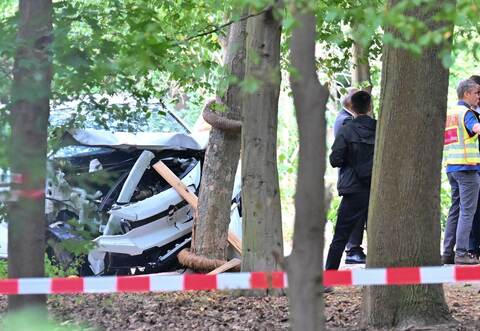 Auto fährt in Menschenmenge 