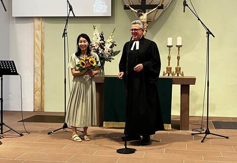 Dekan Joachim Botzenhardt verabschiedet Neuenbürgs Bezirkskantorin Sun Kimin einem Festgottesdienst.