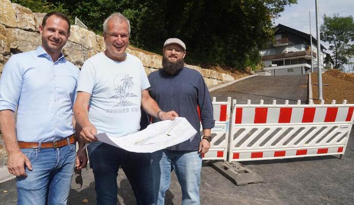 Bürgermeister Thomas Maag, Ingenieur Harald Bohner und Oliver Busch vom Bauamt der Gemeinde (von links) stehen vor dem neu geschaffenen Ringschluss in Ersingen.