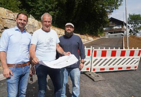 Bürgermeister Thomas Maag, Ingenieur Harald Bohner und Oliver Busch vom Bauamt der Gemeinde (von links) stehen vor dem neu geschaffenen Ringschluss in Ersingen.
