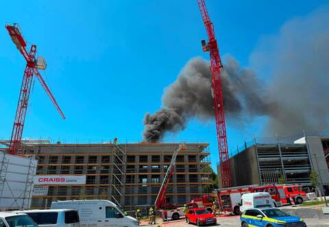 Sieben Stockwerke mussten Feuerwehrleute für den Löschangriff auf dem Baugerüst nach oben.