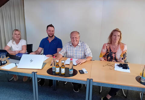 Ein Hauch von Wehmut herrscht bei Bauamtsleiterin Michelle Kühn, Hauptamtsleiter Christian Bauer, Bürgermeister Werner Henle und Kämmerin Jeanette Wurster (von links), weil es Henles letzte Gemeinderatssitzung ist.