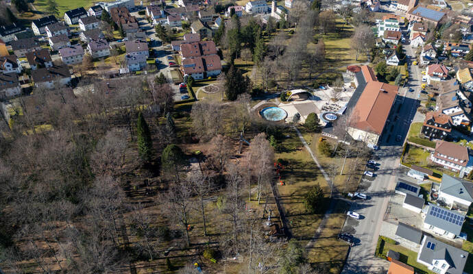 Schömberg aus der Drohnenperspektive, links unten der Kurpark: Ein wenig kleinere Brötchen müssen mit Blick auf die Finanzen ab sofort hier gebacken werden.
