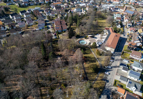 Schömberg aus der Drohnenperspektive, links unten der Kurpark: Ein wenig kleinere Brötchen müssen mit Blick auf die Finanzen ab sofort hier gebacken werden.