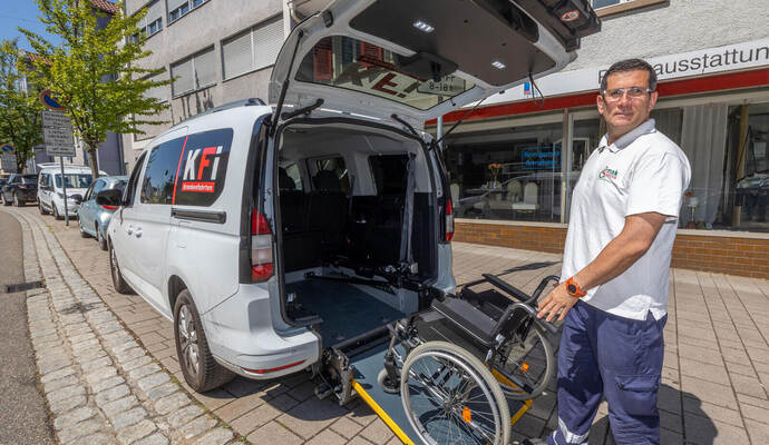 Hasan Irmak hat sich vor mehr als 15 Jahren mit „Irmak Krankenfahrten“ selbstständig gemacht. Bis zu 30 Einsätze pro Tag zählt das Team. Ein wichtiges Standbein droht nun zum 5. August wegzufallen. Wegen einer bundesweit geltenden Rechtsprechung soll er nur noch Rollstuhlfahrer transportieren dürfen.
