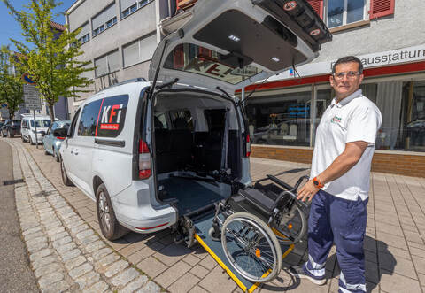 Hasan Irmak hat sich vor mehr als 15 Jahren mit „Irmak Krankenfahrten“ selbstständig gemacht. Bis zu 30 Einsätze pro Tag zählt das Team. Ein wichtiges Standbein droht nun zum 5. August wegzufallen. Wegen einer bundesweit geltenden Rechtsprechung soll er nur noch Rollstuhlfahrer transportieren dürfen.