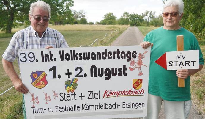 Günter und Martina Leonhard organisieren die internationalen Volkswandertage rund um Kämpfelbach. Damit sich die Teilnehmer zurechtfinden, stellen sie viele Schilder auf.