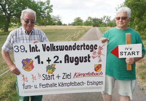 Günter und Martina Leonhard organisieren die internationalen Volkswandertage rund um Kämpfelbach. Damit sich die Teilnehmer zurechtfinden, stellen sie viele Schilder auf.